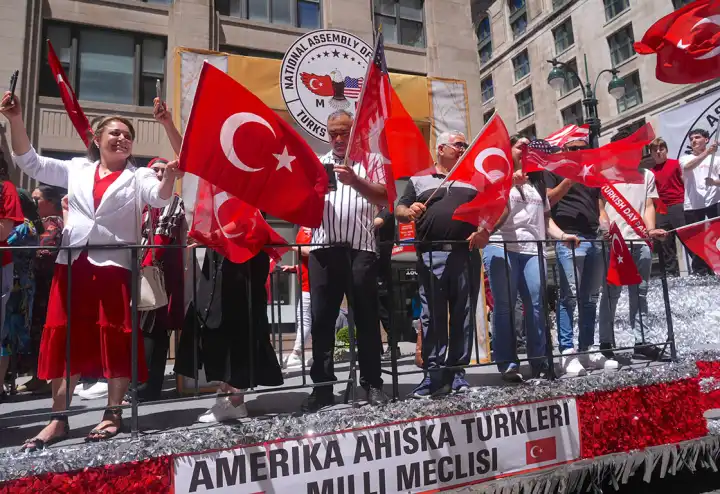New York'ta Türk Bayraklarıyla Coşkulu Yürüyüş: 42. Türk Günü Gururla Kutlandı