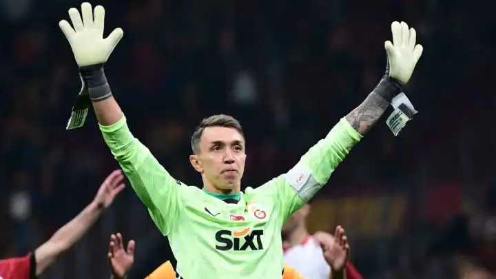 Muslera, İstanbul'dan ayrıldı haberinin görseli