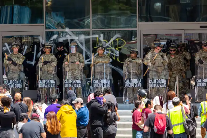 Los Angeles’ta göçmenlik baskınları ve protestolar haberinin görseli