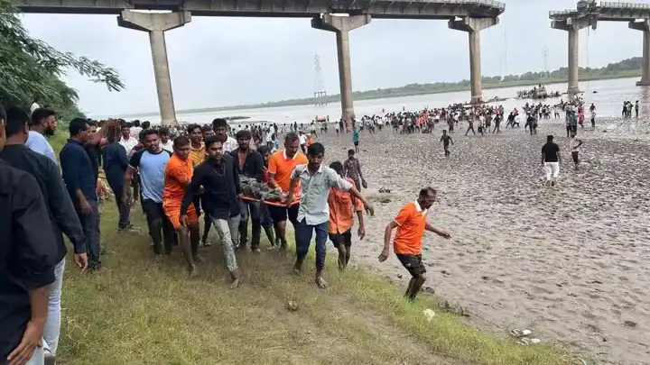 Hindistan'da köprü faciası: 9 kişi hayatını kaybetti haberinin görseli