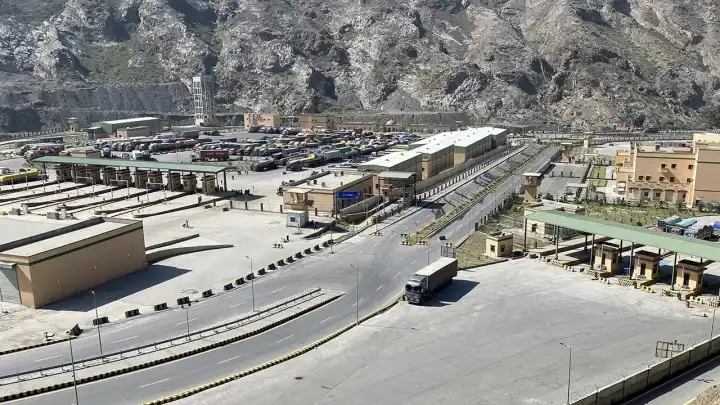 Pakistan ve Afganistan arasında geçici ateşkes!