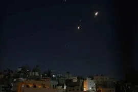 İsrail'de 9 bina tamamen yıkıldı, 3 kişi hayatını kaybetti