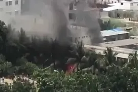 Askeri eğitim uçağı okul kampüsüne düştü