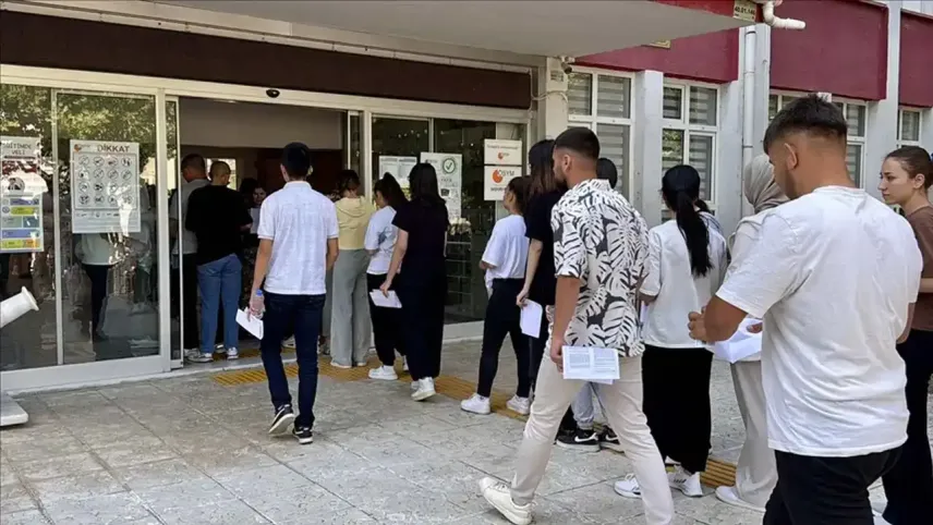 AYT maratonu başladı: İkinci oturumda 1,7 milyon aday ter döküyor haberinin görseli
