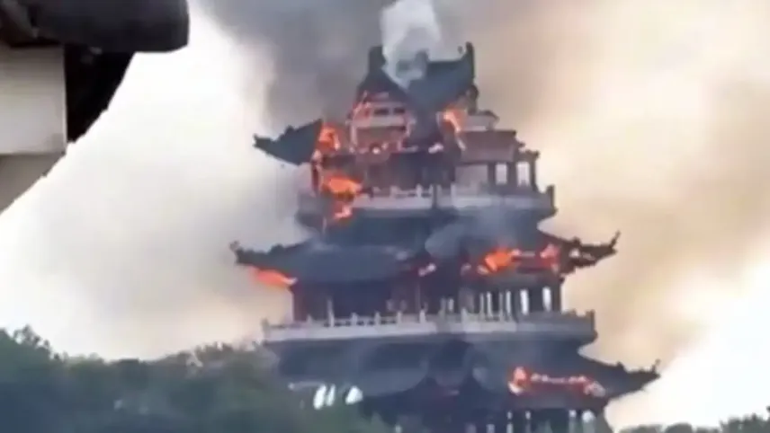 1500 yıllık Yongqing Tapınağı’nda yangın çıktı haberinin görseli